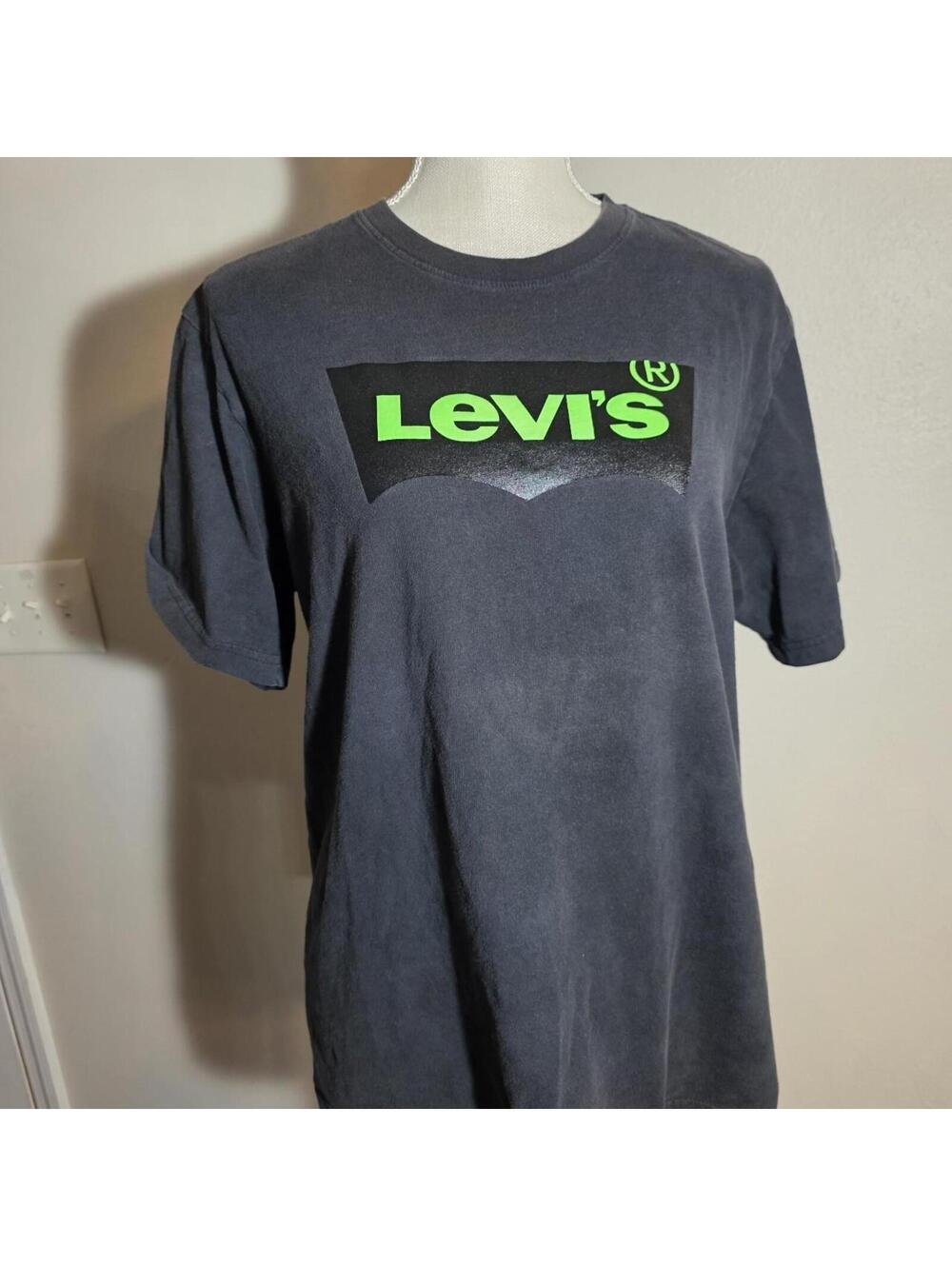 black levi’s tee‎ 💚
